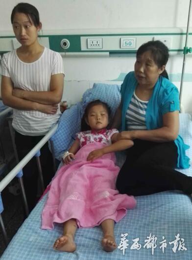 小学生高温被罚光脚跑:37℃高温下在塑胶跑道