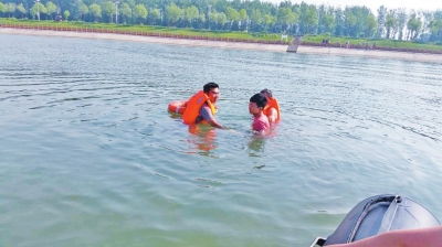 少年跳河欲轻生众人开艇急施救