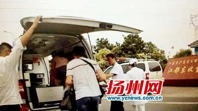 女孩高速上突发抽搐 扬州警车救护车接力救人