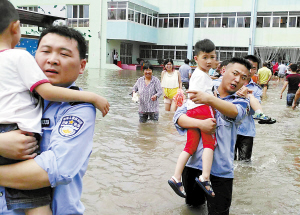 徐州一幼儿园积水 城管抱出320多名被困儿童
