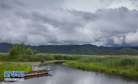 烟雨迷蒙泸沽湖