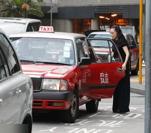 李连杰太太利智香港街边打车 54岁美人长发披肩身材好