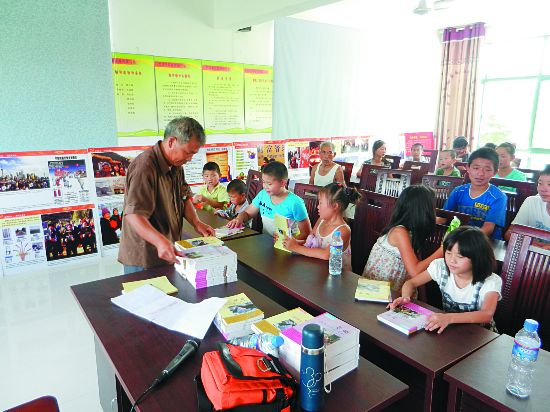 盐城盐都一老人自筹资金50多万元创建农家书