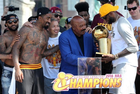 (组图)骑士队举行庆祝夺冠巡游 詹姆斯欧文嗨翻