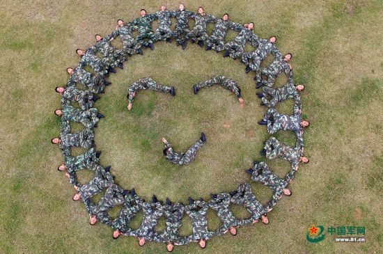 兵哥哥瑜伽新玩法 众人齐摆笑脸造型(组图