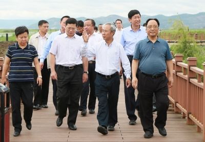 红河州委书记姚国华(右二),州委副书记,代理州长李扬(右一),州人大