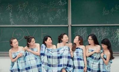 辣眼睛!女生大尺度毕业照 报纸床单浴巾都能玩