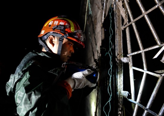 680名消防官兵到达阜宁灾区加紧子夜救援(组图