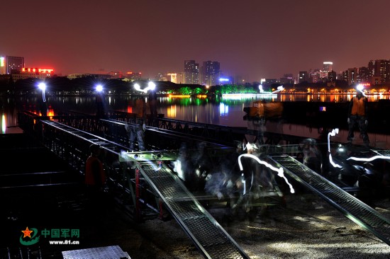 城市里的电光火石 看舟桥兵的夜训大片!(组图