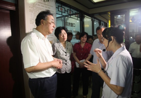马晓伟在李红陪同下调研福州市仓山区下渡街道社区卫生服务中心