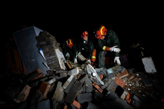 680名消防官兵到达阜宁灾区加紧子夜救援(组图