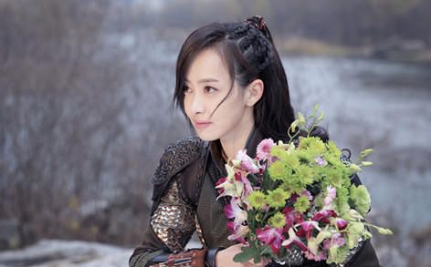 宋茜买甜甜圈送粉丝 参加《快乐大本营》录制