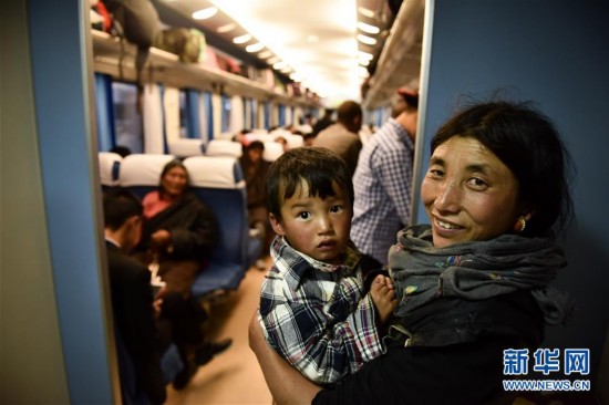 青藏铁路的一天和十年--乘坐青藏铁路列车见闻