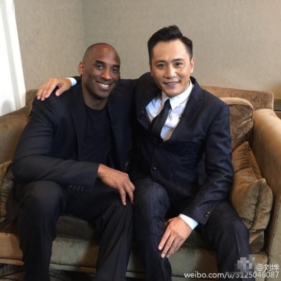 刘烨与198cm的科比合影 身高竟然秒杀对方