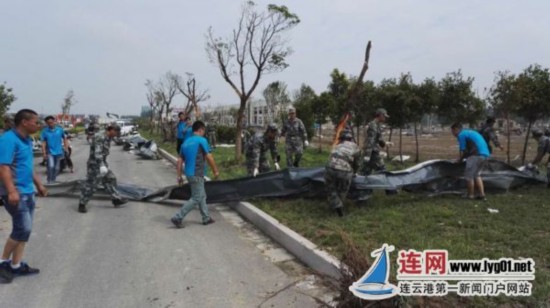 连云港消防驰援盐城阜宁灾区 营救被困群众1人