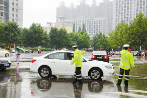 徐州大雨后340余交警疏导交通 确保交通安全