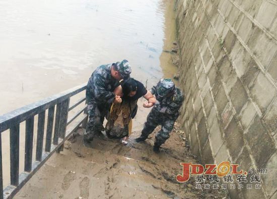 一名女子欲投江自尽 鲇鱼山民兵救起