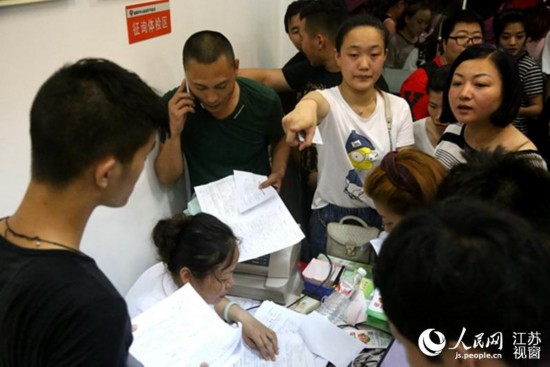 厚德之城:盐城阜宁市民连夜排长队为伤者献血