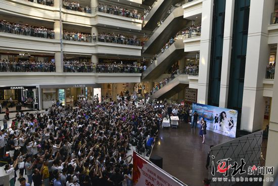 百变女神唐嫣为影片《赏金猎人》来石造势