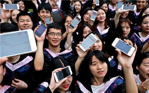 山西女生大尺度毕业照报纸遮挡露美腿 盘点史