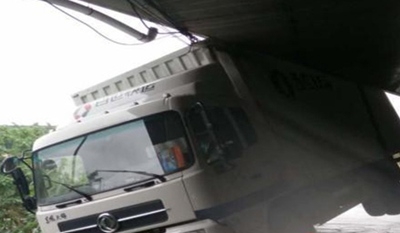 初恋变人妻撞高架 昔日女友嫁作他人只恨当初