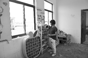 盐城遭龙卷风突袭 阜宁一幼儿园园长搂住孩子