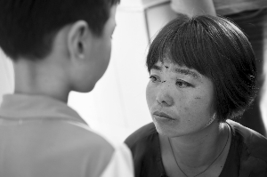 盐城遭龙卷风突袭 阜宁一幼儿园园长搂住孩子