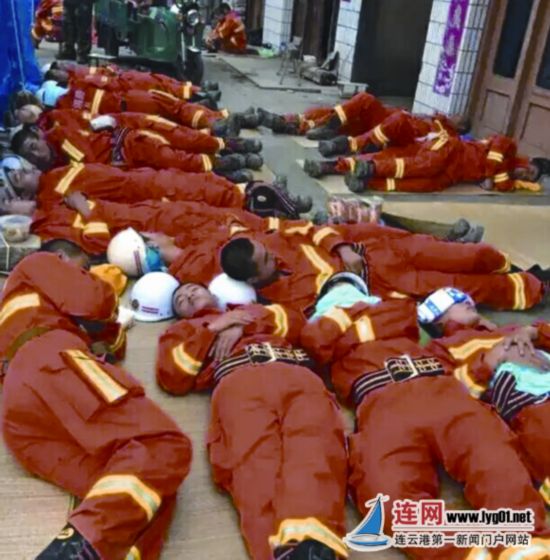 连云港消防官兵驰援盐城阜宁首战告捷