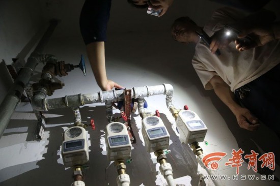 西安城北一小区更换水表 业主质疑新表快了几