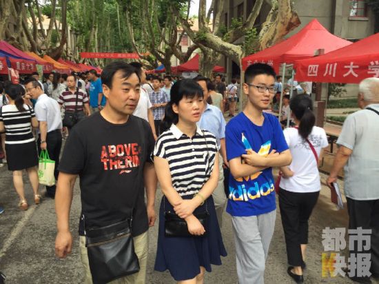 校园开放日:985高校受追捧 高分考生填志愿看