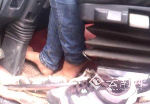 男子赤脚开车上高速 称光脚开车比穿拖鞋安全