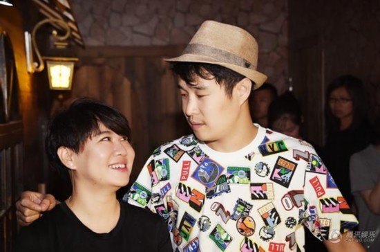 小沈阳夫妇结婚12年纪念日 高调亲吻秀恩爱(组