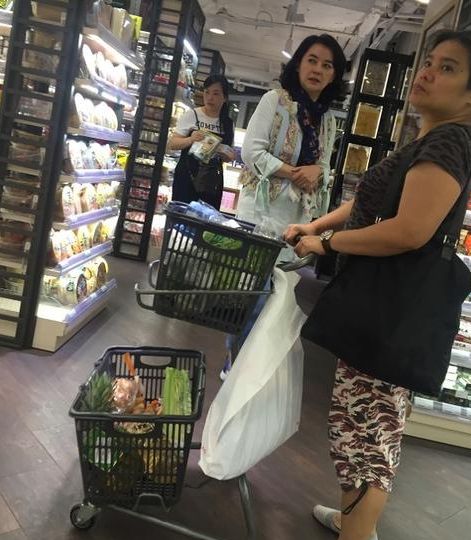 孙俪姨奶奶胡慧中逛超市 霸气指挥佣人采购商