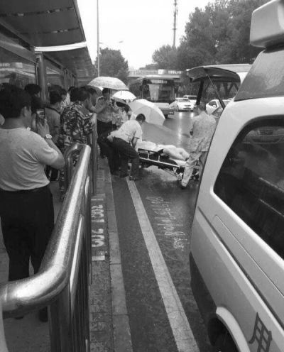 三男子公交站被刺行凶者在逃 事发北京海淀区