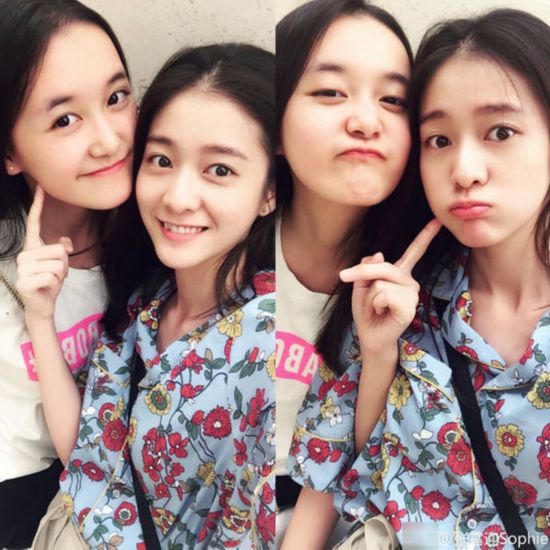 张雪迎与蒋依依合影 两大童星谁更美?