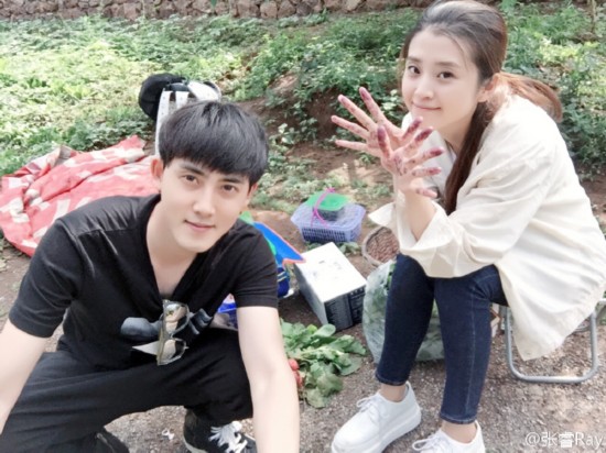 张睿公开与女友的合照 女友李若嘉清纯可人(图