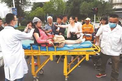 南京發生1起交通事故 路人急救人員協力救傷員