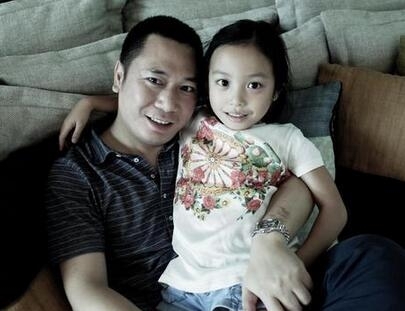 赵薇回应感情危机 晒老公女儿亲密合影 霸气回