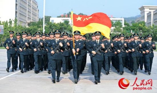 火箭军官兵身着新式军装亮相人民大会堂(图)