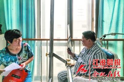 合肥一骨科主任做完颈椎手术 穿著病号服给人