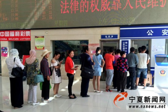 银川汽车站实名购票首日 乘客扎堆办理身份证明