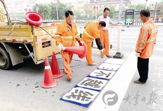 盐城大丰在14条主干道交通道口施划标线