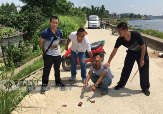 广西毒贩被捕扬言拷不住我 被加手铐后认怂(