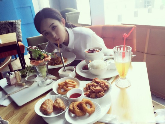 揭秘赵丽颖的吃货日常 零食不离手深夜好胃口