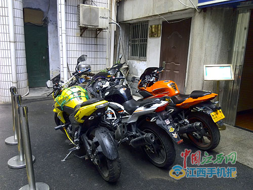 九江4男子迷上公路赛摩托车 为搞钱一个月内砸