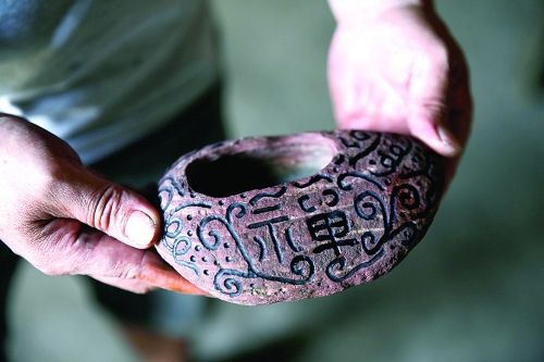 恭城搬砖哥:把废弃青砖雕刻成艺术品