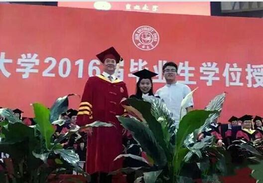 小伙打断毕业典礼求婚 网友为校长成人之美点