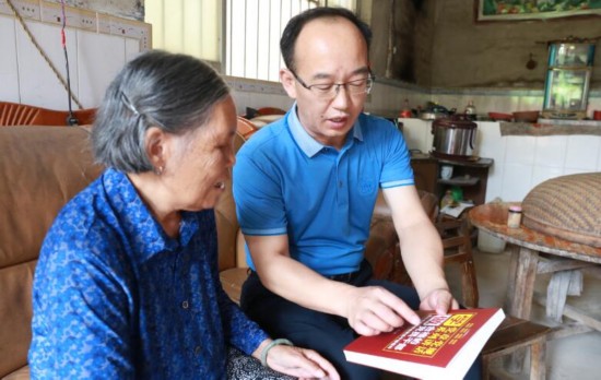 区委舒善隆书记七一前夕慰问老党员和困难党员