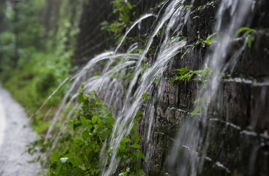 南京遭遇暴雨袭击 明城墙再现龙吐水景观