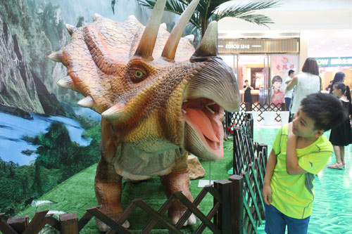 巨型恐龙展亮相津城 回到远古丛林感受侏罗纪时代的震撼--天津频道--人民网